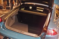 リアのラゲッジスペース。開口部の大きなバックドアが与えられている。