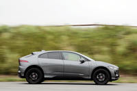 オプションのエアサスペンションには車高調整機能が備わっており、高速走行時に車高を下げて空気抵抗を抑えたり、オフロード走行時に車高を上げてロードクリアランスを高めたりできる。