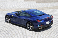 リトラクタブルハードトップを閉じた様子。スポーティーなクーペと、エレガントなスパイダーの走りを1台で味わえるのが「ポルトフィーノM」の特長といえる。