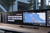 インフォテインメントシステム用に12.3インチスクリーンを2枚並べてレイアウト。写真は左にラジオの選曲画面、右にカーナビを表示したところ。左右の入れ替えも簡単にできる。