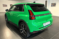 ブリスターフェンダーは往年の「5ターボ」を、サイドまで回り込んだリアスポイラーは、初代5のレインチャンネルを思い出させる。