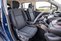 インテリアの仕立てはファブリックのブラウンツートンで、2列シートの「リフターGT」と同一のものとなる。助手席の背もたれには前方可倒機構が備わり、長尺物の収容にも対応する。