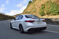 「ジュリア」のプロペラシャフトは「クアドリフォリオ」に限らず、すべてカーボン製となる。サスペンションは前がダブルウイッシュボーンで後ろがマルチリンク。