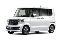これが改良前の「N-BOXカスタム」。いわゆるカスタム系の軽自動車としては控えめのデザインで、こちらのほうが好みだという人も多いことだろう。