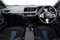 若干ドライバー側を向くインストゥルメントパネルは、ハッチバック「1シリーズ」と基本的に同じもの。