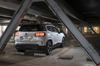 200V電源を引き込んだ自宅ガレージを持つ人が所有すれば、プラグインハイブリッド車の持ち味を最大限に発揮できるだろう。