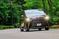 4人乗りの“エグゼクティブ”から遅れること約5カ月の2024年5月に発売された「レクサスLM500h“バージョンL”」。車名はラグジュアリーミニバンではなくラグジュアリームーバーの意。