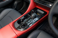 「センシュアルレッド」の部分には鈍く輝く素材が使われており、光を受けると少し黄味がかった光を放つ。