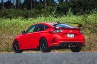 巨大なリアウイングと3本出しのセンターマフラーが目を引くリアビュー。大きく張り出したフェンダーにより、ワイドタイヤと、フロント:デュアルアクシスストラットの専用の足まわりを、ボディーに収めている。