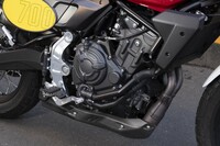 エンジンはヤマハ製の689cc並列2気筒DOHC。ECUと排気系はファンティックのオリジナルで、またデザインの都合により、吸気系も若干変更されている。