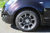 軽さと高剛性を両立する鍛造フル切削工法の16インチアルミホイールホイール。リムにはやはり「AUTECH」「30th Anniversary」の文字が加工されている。