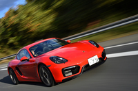 高速道路を行く「ケイマンGTS」。ブラックアウトされたヘッドランプやリップは、GTSを特徴付けるディテールだ。