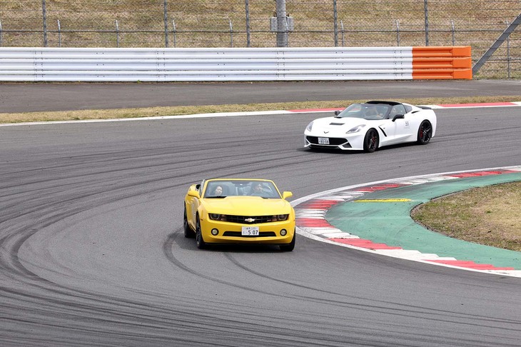 併催された「シボレーファンデー」のパレードランの様子。「カマロ」や「コルベット」が中心だが、フルサイズSUVの「タホ」などといったクルマも参加していた。シボレーファンデーでは、ショートサーキットで走行プログラムも行われた。