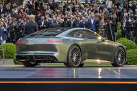 全長5.2mの堂々たるスタイルをまとう「ビジョンBMWアルピナ」。リアエンドには、アルピナのアイデンティティーである楕円(だえん)形の4本出しエキゾーストパイプが顔をのぞかせる。
