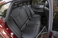 クーペライクなルーフラインを描く「M440i xDriveグランクーペ」だが、後席のゆとりは十分。ヘッドルームは最小限ながら、ニールームには余裕がある。