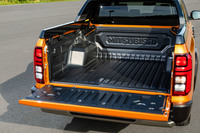 「トライトン」の荷台。ベッドライナー(荷台カバー)装着時でもJIS規格パレットの積載が可能。荷台高は、従来モデルよりも45mm低い820mmとなっている。