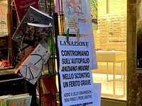 新聞雑誌スタンドで。見出しを列記した貼り紙は、自動車専用道路を逆走した高齢者による事故を報じている。2022年。