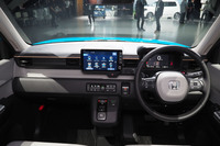 「N-ONE e:」のインストゥルメントパネル。使いやすさを追求し、操作スイッチをセンターパネルに集中配置している。