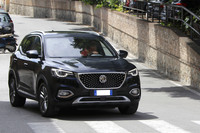 コンパクトクロスオーバーで、プラグインハイブリッド車の「MG EHS」。2022年8月撮影。