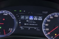 最新の安全機能は、クラウン全車に標準装備されている。写真は、メーター上に表示された、それらのオン/オフスイッチ。