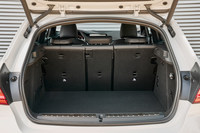 荷室容量は従来モデルより20リッター大きい380リッター。フロアボードを上げると、フラットな床面の床下収納が現れる。