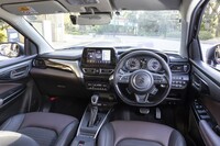 ボルドーとブラックのカラーリングが目を引くインテリア。基本的には本国の上級仕様に準じたものだが、ピアノブラックのインパネ加飾や、有彩色の箇所を減らしたドアトリムなどは、日本専用の仕立てとなる。