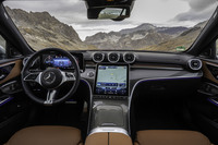 「Cクラス オールテレイン」のインテリア。基本デザインは「Cクラス」に準じたもので、センターコンソールに11.9インチの縦型メディアディスプレイが組み込まれている。