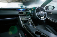 ブラック&アクセントグレーの専用内装色が採用された「IS“I Blue”」。