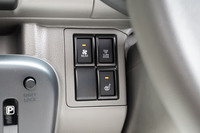 シートヒーターは運転席のみの装備で、スイッチはシフトセレクターの右にある。同じ場所にあるファンのようなマークのボタンは後席用ヒーターのスイッチ。