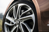 ホイールは前後とも22インチという特大サイズ。タイヤは「ピレリPゼロ」が組み合わされていた。