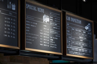 1階はウッド張りで、まるでサードウエーブコーヒー店? という雰囲気の商談スペース(ここでコーヒーだけ飲んでいる人もいる)。黒板風に書かれたメンテナンスメニューも一般客にとって敷居を低くしてくれている。