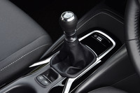 6段MT車で、SPORTまたはSPORT S+の走行モードを選ぶと、シフトダウン時の“回転合わせ”が自動的に行われるようになる。