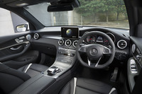 インテリアはブラックとシルバーでコーディネート。装飾は控えめだが、レザーとウッドパネルを多用したぜいたくな仕立てだ。