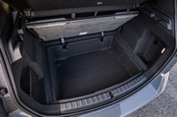 荷室容量は470リッター。後席の背もたれを前方に倒すと容量を最大1455リッターに拡大することができる。床下に深さのあるフラットなサブトランク(写真)が備わるのも「2シリーズ アクティブツアラー」の特徴。