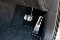 「R-DESIGN」にはゴムの滑り止めが付いたアルミ製スポーツペダルが備わる。