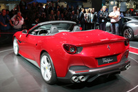 リアコンビランプは、左右ひとつずつに集約することで軽量化が図られた。