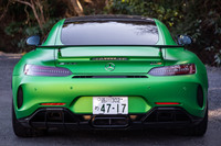「AMG GT R」の全幅は「AMG GT/GT S」より65mm幅広い2005mm。ボリューム感の違いは一目瞭然だ。