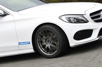 「メルセデス・ベンツC180」のタイヤサイズは前後ともに225/55R16が標準。試走用に装着されていた「AZENIS FK510」のサイズは前が245/40ZR18、後ろが265/35ZR18だったので、偏平率が下げられていたことに加え、前で20mm、後ろで40mm、タイヤの幅が広くなっていた計算になる。