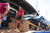 「ザ・ストロンゲスト・マン・ショー」と名付けられたアトラクション。怪力男が「スマート・フォーツー」を持ち上げる。2010年8月、オーストリアのツェル・アム・ゼー編で。