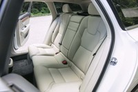 後席の様子。シートカラーは写真のブロンド(白系)のほか、アンバー(赤茶系)、マルーンブラウン(こげ茶系)、チャコール(黒系)が用意される。