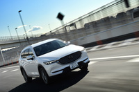 今回は、高速道路を中心に約290kmの道のりを走行。燃費は満タン法で12.7km/リッター、車載の燃費計で11.9km/リッターを記録した。