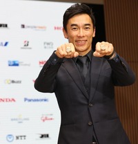 佐藤選手の両手に見えるのは、インディ500ウィナーだけが手にすることができるリング。1911年から続く伝統のレースで複数回優勝したドライバーは、彼を含め20人しかいない。