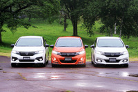 無限の「フィット」用フロントアンダースポイラーは、写真の3種類がラインナップされる。