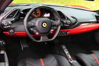 インテリアのデザインには細かな変更が加えられているが、基本的なレイアウトは「458イタリア」のものを踏襲している。