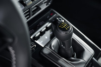 「911 GT3」、「911 GT3ツーリングパッケージ」ともにトランスミッションは7段PDKと6段MT(写真)から選択できる。車両本体価格はいずれも2814万円。