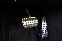 ステンレス製のアクセルペダルとブレーキペダル(写真)は、「AMGラインプラス」に含まれるオプション。