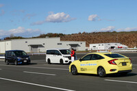 情報は自車のセンサーだけでなく、他のクルマのセンサーや道路に設置されたカメラなどからも収集されるため、写真のように、自車から見て死角に位置する歩行者の情報なども得ることができる。