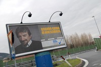 これはイタリアで。人気俳優を起用した、運輸省の期間限定広告。「運転するとき、俺はふざけない」のキャッチとともに。