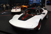 2026年1月30日~2月1日まで、パリで開催された「アルティメート・スーパーカー・ガレージ」で。手前から順に、ベルトーネの新「ラナバウト」、その着想源となった1969年「アウトビアンキA112ラナバウト」、そして2022年「ベルトーネGB110」。