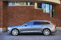 「ボルボV90」のサイドビュー。伝統的な高級車のイメージに近づけるべく、従来のボルボ車に比べ、フロントホイールからAピラー付け根までの距離が長く取られている。